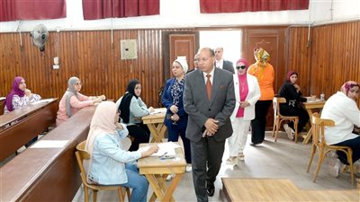 رئيس جامعة المنصورة يتفقد امتحانات الفصل الدراسي الثاني بكليتَي التربية والتربية للطفولة المبكرة