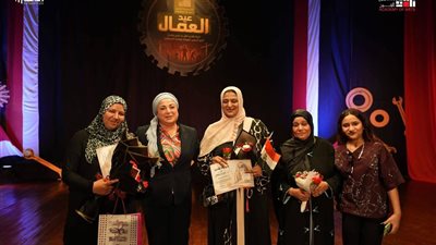 بالصور.. أكاديمية الفنون تحتفل بعيد العمال