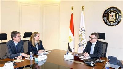 وزير التخطيط يلتقي المدير الإقليمي للبنية التحتية بالبنك الدولي لبحث 