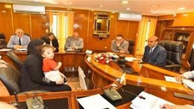 محافظ أسيوط يوجه بعلاج طفل وطفلة على نفقة الدولة ويمنح وحدة سكنية لأرملة