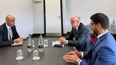 وزير التربية والتعليم يبحث مع وزير شئون المدارس البريطانية الأسبق تطوير التعليم الأساسي