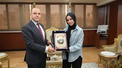 محافظ الغربية يكرم طالبة بعد حصدها المركز الثاني عالميًا في الروبوتات والآلات الذكية