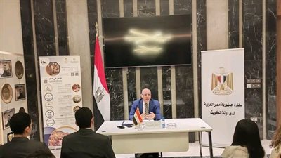 السفير المصري في الكويت يلتقي مجموعة من الطلاب المصريين