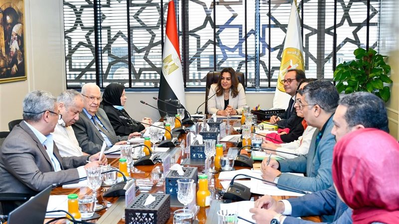 منال عوض تترأس الاجتماع