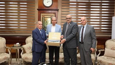 محافظ المنيا يبحث مع وفد البنك الزراعي مبادرات لدعم الأسر الأولى بالرعاية