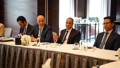 وزير الخارجية يدعو الشركات البريطانية لتوسيع استثماراتها والاستفادة من الفرص الواعدة بمصر