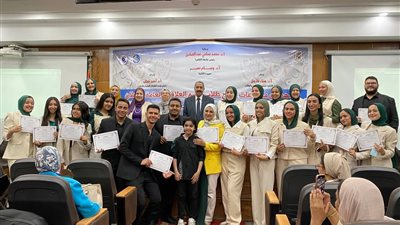 مشروعات تخرج طلاب كلية الإعلام جامعة القاهرة تناقش قضايا الإنسان والتكنولوجيا والهوية والتنمية