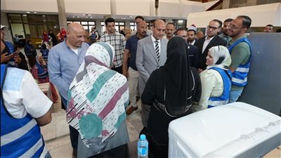 محافظ أسيوط يشهد توزيع أجهزة كهربائية وأثاث منزلي وكراسي متحركة لـ50 أسرة