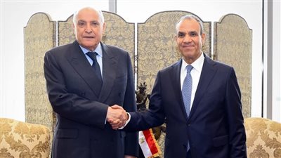 وزير الخارجية يبحث مع نظيره الجزائري تعزيز التعاون والتنسيق الثنائي والإقليمي