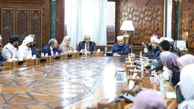 شيخ الأزهر يستقبل عددًا من الطلاب الوافدين ويوجه بتذليل العقبات أمامهم