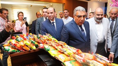 وزير العمل ومحافظ الدقهلية يتفقدان عددًا من المصانع.. ورسائل طمأنة للعمال والمستثمرين