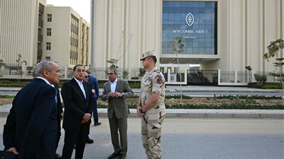 رئيس الوزراء يتفقد 
