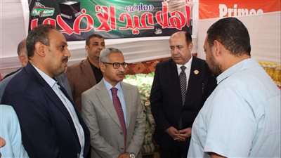  محافظ بني سويف يتفقد معرض