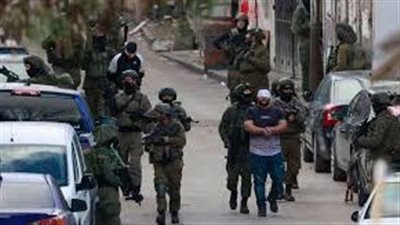 قوات الاحتلال تعتقل ما لا يقل عن 34 فلسطينيا من مدن الضفة الغربية