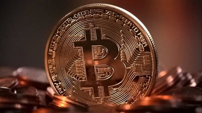 تداول البيتكوين قرب 77,700 دولار بعد موجة تصفيات حادة
