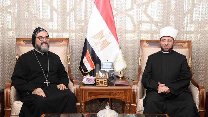 وزير الأوقاف مع الأب