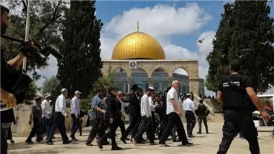 مستوطنون إسرائيليون يقتحمون المسجد الأقصى ويعتدون على حراسه