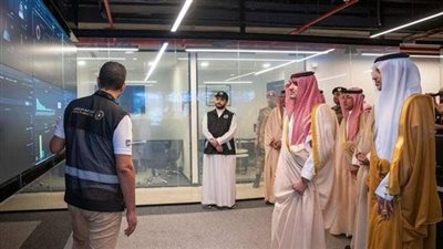 رئيس لجنة الحج العليا بالسعودية يتفقد غرفة التحكم والتشغيل بالمشاعر المقدسة