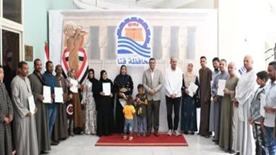محافظ قنا يسلم عقود تقنين جديدة لواضعي اليد ويوجه بتسهيل الإجراءات للمواطنين الجادين