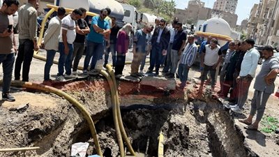 تدخل عاجل لإصلاح كسر خط صرف صحي في منطقة الحادقة بالفيوم
