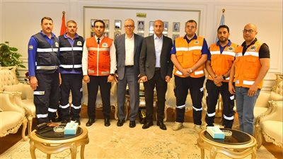محافظ أسيوط يكرم طاقم إسعاف خاطر بحياته لإنقاذ عامل من بئر صرف صحي