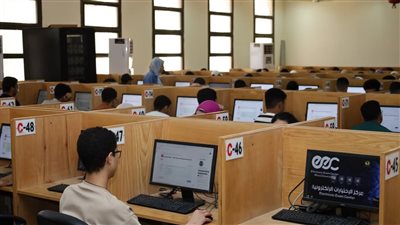 رئيس جامعة المنيا يتفقد امتحانات الصيدلة وطب الأسنان بمركز الاختبارات الإلكترونية