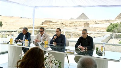 رئيس الوزراء يلتقي أهالي نزلة السمان لمناقشة مخططات تطوير المنطقة