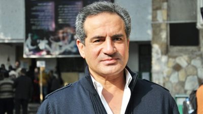 الفنان محمد ثروت في غرفة العمليات.. ونجله يطلب الدعاء