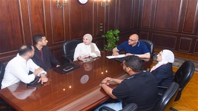 محافظ الإسكندرية يبحث مع إحدى الشركات التخلص من القمامة عبر التطبيقات الذكية