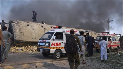 مصرع 24 شخصا في انفجار استهدف قطارا كان يقل عسكريين جنوب غربي باكستان