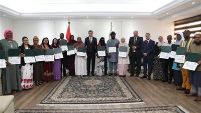 وزير الزراعة يُسلّم شهادات التخرج لـ 18 مبعوثاً من 11 دولة أفريقية وآسيوية
