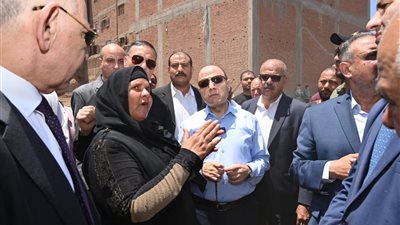 محافظ الغربية يتفقد موقع المنازل المتضررة بقرية أبو صير بمركز سمنود