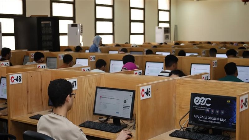 الطلاب يؤدون الامتحانات