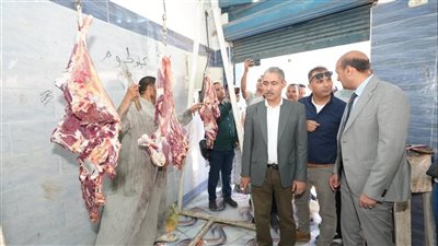 محافظ أسيوط يتابع توافر اللحوم ويتفقد منفذ الثروة الحيوانية