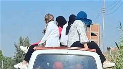 ضبط سائق ميكروباص بالبحيرة بعد تداول فيديو لتحميل ركاب أعلى السيارة