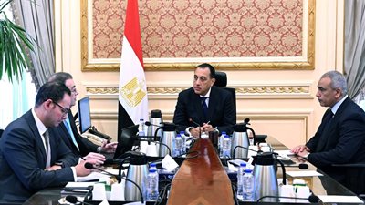رئيس الوزراء يؤكد مواصلة تطوير الجهاز الإداري ورفع كفاءة الخدمات الحكومية