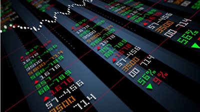 الأسهم العالمية قرب مستويات قياسية وسط آمال باتفاق أمريكي ـ إيراني لإعادة فتح مضيق هرمز