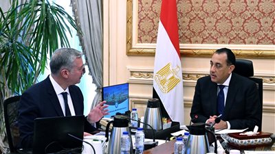 رئيس الوزراء يستعرض مع وزير البترول خطط الإنتاج وتعزيز قطاع التعدين والطاقة