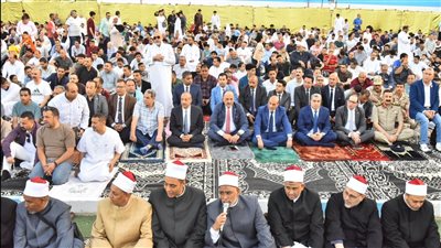 محافظ أسيوط يؤدي صلاة عيد الأضحى بساحة أرض الملاعب