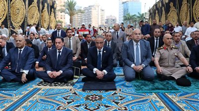 محافظ الجيزة يؤدي صلاة عيد الأضحى بساحة مسجد مصطفى محمود 