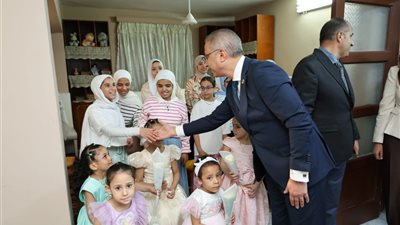 محافظ الجيزة يشارك فتيات مؤسسة الرعاية الأجتماعية للبنات بإمبابة فرحة عيد الأضحى المبارك