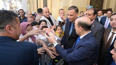 محافظ الغربية يشارك أهالى طنطا فرحة عيد الأضحى بمسجد السيد البدوي