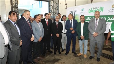 محافظ بني سويف يشهد ذبح الأضاحي لتوزيعها على الأسر والفئات الأولى بالرعاية 