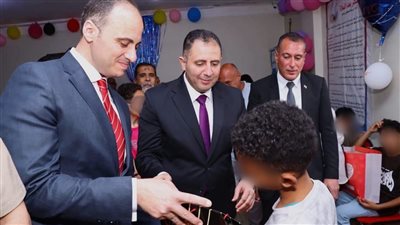 محافظ دمياط يشارك أبناء وبنات دور الضيافة بكفر البطيخ فرحتهم بعيد الأضحى المبارك  