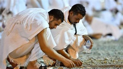 ضيوف الرحمن يستقرون في مزدلفة استعدادًا لرمي جمرة العقبة