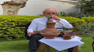 على أنغام أم كلثوم وأمامه قُلة.. سفير اليابان بالقاهرة يهنئ المصريين بعيد الأضحى