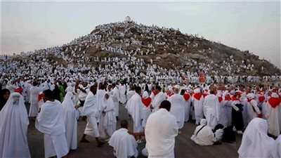 توافد الحجاج من صعيد عرفات إلى المزدلفة.. 
