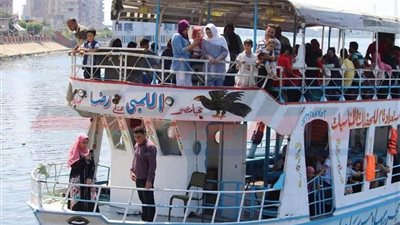 الآلاف يتوافدون علي المراكب النيلية بكفر الشيخ للاحتفال بأجواء العيد