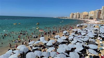 إقبال كبير علي شواطئ الاسكندرية ونسبة إشغال ستانلي 100%