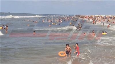 توافد المصطافين على شواطئ بلطيم لقضاء إجازة عيد الأضحى